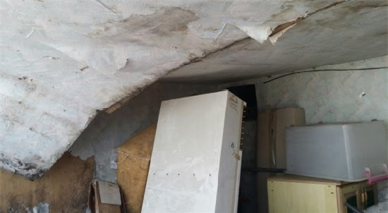  박봉남 씨 집의 무너진 천장. 굴착공사 등의 영향으로 땅이 울리고, 그 충격으로 집 천장이 무너져 내렸다고 한다