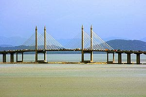 English: The Penang Bridge was the first expre...