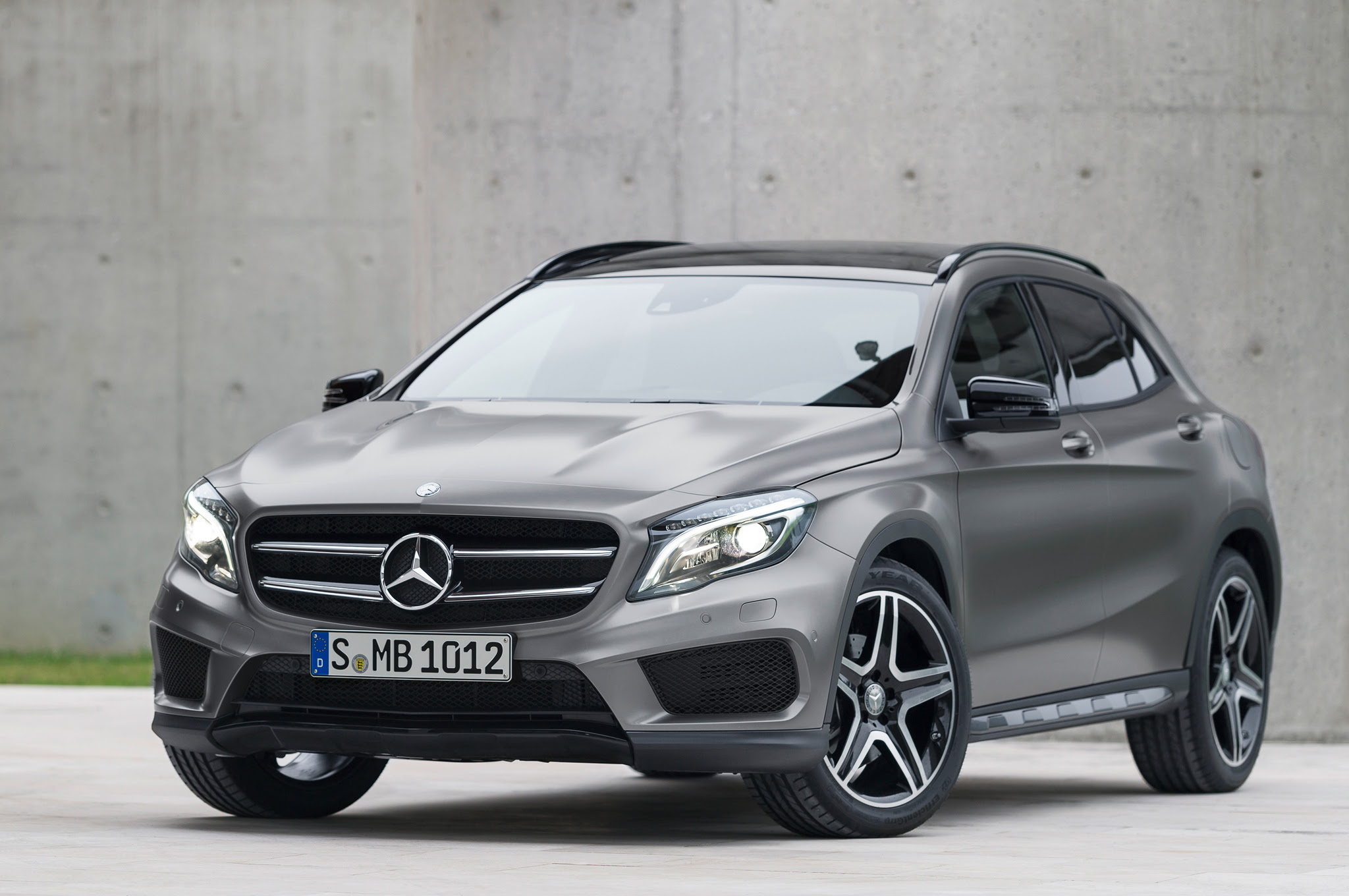 2015-Mercedes-Benz-GLA-Class-drivers-side-front-three-quarters