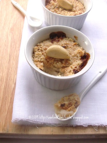 Crumble di annona e noci brasiliane