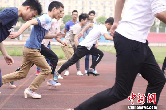 武汉一高校男生穿高跟鞋短跑体味为人母之不易 图 搜狐新闻