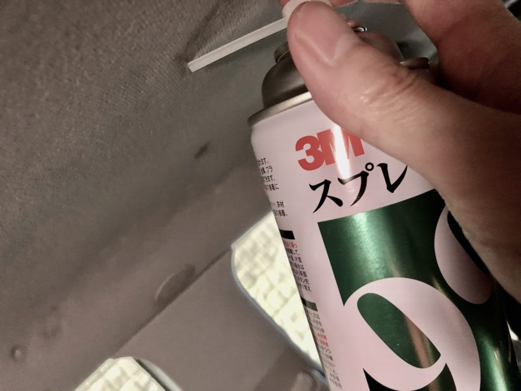欧州車の宿命 天井の内張はがれをスプレーのりで応急処置