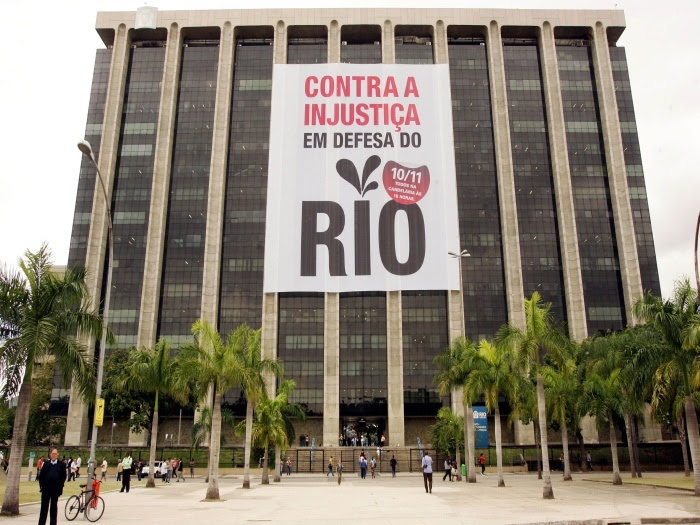  O prefeito do Rio, Eduardo Paes, confirmou hoje (8) que vai descontar o ponto dos profissionais da educação, que estão em greve contra o Plano de Carreiras, Cargos e Remunerações e a política educacional do Executivo. O corte será desde o dia 3 de setembro. Ontem (7), o Tribunal de Justiça do Rio de Janeiro negou o recurso do Sindicato Estadual dos Profissionais da Educação contra a liminar que obrigava os professores a voltar às salas de aula, sob pena de multa diária de R$ 200 mil para entidade. Os professores estão em greve desde 8 de agosto, mas a liminar que permite o corte só tem validade a partir de 3 de setembro. "Assim a prefeitura vai proceder. É um processo administrativo normal. As escolas repassam os dados à secretaria, ela comunica na folha de ponto, e o ausente não recebe", disse o prefeito.    Paes reuniu-se hoje com conselhos de pais, diretores, professores e funcionários das escolas da rede municipal, além de entidades eleitas em cada Coordenação Regional de Educação para representar os segmentos afins ao setor. O encontro durou mais de quatro horas, e o objetivo, segundo o prefeito, foi a busca de formas alternativas de diálogo.    "É para estabelecer outras instâncias, porque o que temos é um sindicato radicalizado, que exige a revogação dos aumentos já aprovados e a retirada da secretária [Cláudia Costin] do cargo. Aí, fica muito difícil o diálogo", disse Paes. Além disso, o sindicato não tinha pautas racionais e não parava para fazer as contas das propostas que apresentava, acrescentou o prefeito. Quanto à política do pagamento de bônus por resultado, vale para todas as áreas da administração municipal e será mantida: "Isso vem desde o primeiro mandato, fui reeleito dizendo que continuaria, e vou continuar".   Ao comentar os episódios de vandalismo após a manifestação de ontem (7), no centro do Rio, Paes destacou que não foram os professores que causaram danos a prédios públicos e privados. "O que eu garanto é que aquelas cenas não têm nada a ver com professores da rede municipal. Professor da rede municipal não faz aquilo."   A professora Adélia Azevedo, representante do Conselho dos Professores, defendeu a legitimidade da greve, afirmando que o plano da prefeitura precisa ser revisto. "Esta reunião foi um avanço, porque pudemos expor nossa realidade. Os pais dos alunos têm que ter muita clareza de que não temos desamor pelos filhos deles. Só precisamos garantir nossa sobrevivência de forma concreta. Tenho trabalhado politicamente com os pais e os alunos para esclarecer isso", explicou Adélia.    Fidelina Rocha, que integra o Conselho de Pais, criticou a greve, dizendo justamente que falta aos professores amor pelos alunos: "O ano letivo já está terminando, e não há conclusão nenhuma. As crianças estão na rua e ficam sem escola. O que as pessoas estão reivindicando é fora do real. Isso é desrespeito. E quem está no nono ano e vai tentar um concurso público? Vai perder?"    Já Talma Romero, que faz parte do Conselho de Diretores e é mãe de um aluno da rede municipal, pediu o fim da greve: "os alunos não podem mais ser prejudicados. Estávamos discutindo como solucionar o problema da greve. Não interessa quem vai ceder. O importante é que as aulas retornem ao ritmo normal", disse Talma.   Nesta tarde, o Sindicato Estadual dos Profissionais da Educação fez mais uma assembleia para definir os rumos do movimento depois da decisão judicial que autorizou o corte de ponto e manteve a multa diária de R$ 200 mil. Após a assembleia, a coordenadora geral do sindicato, Ivanete Conceição, informou que a entidade deverá entrar com recurso no Supremo Tribunal Federal contra o corte do ponto dos servidores. “Ainda cabe recurso em terceira instância, e já estamos providenciando', disse Ivanete. De acordo com Ivanete, haverá uma sessão conciliatória no Tribunal de Justiça do Rio de Janeiro. "Nessa reunião, pretendemos manter a posição de greve e reivindicar uma audiência com os representantes do município. Chegamos a um impasse, pois a prefeitura não nos atende mais. Como iremos terminar a greve assim?”, perguntou a coordenadora do sindicato