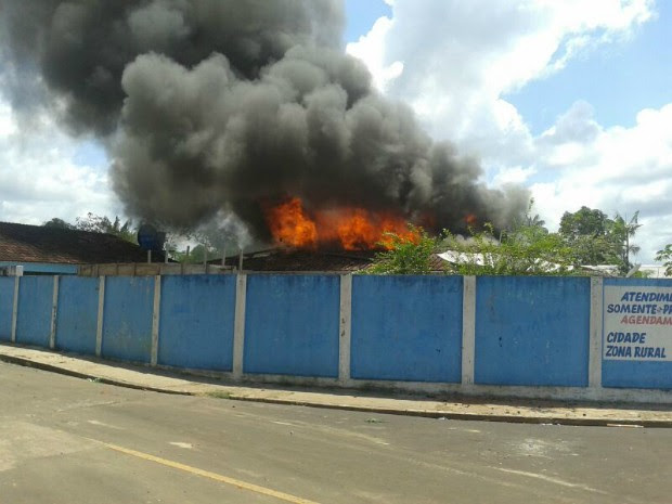 Casa do prefeito de Tapauá foi incendiada durante protesto contra atraso de salários de servidores (Foto: Enoque Lima/VC no G1 )