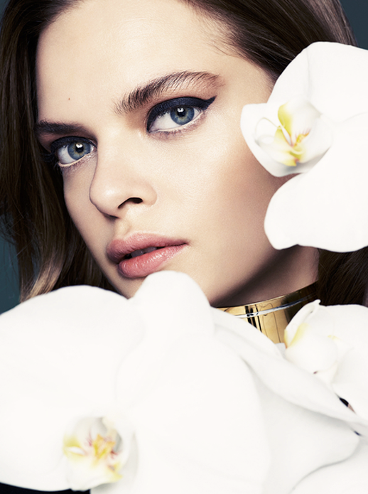 LE FASHION BLOG BEAUTY POST SI STYLE POESIE IM PORTRAIT BEAUTY EDITORIAL GIVENCNY GOLD CHOKER NECK CUFF NECKLACE CAT EYE LINER BRUSHED ACCENTED EYEBROWS BROWS PEACH EYELINER RIMMED INSIDE EYE FLORALS FLOWERS ROSES Photographer: Chris Tribelhorn Models: Solange - Marilyn Olivia - Model Management Make up: Monica Spisak Hair: Rachel Bred Nails: Linda Sigg 8 photo LEFASHIONBLOGBEAUTYPOSTSISTYLEPOESIEIMPORTRAIT8.png