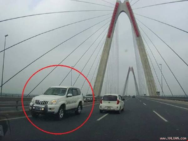 Chiếc xe biển xanh trong đoàn 5 xe chạy ngược chiều trên cầu Nhật Tân. Ảnh: T.PHAN