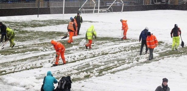 Neve cobriu o gramado do estádio Windson Park e adiou a partida entre Irlanda do Norte e Rússia