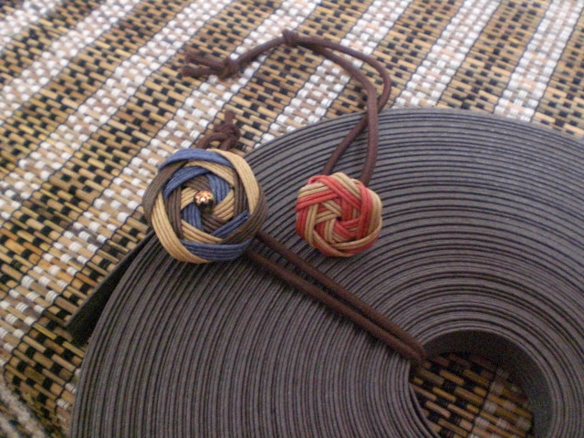 ワイヤーカッターと花結びボタンのテープまとめゴム Gusta Hacer A Mano