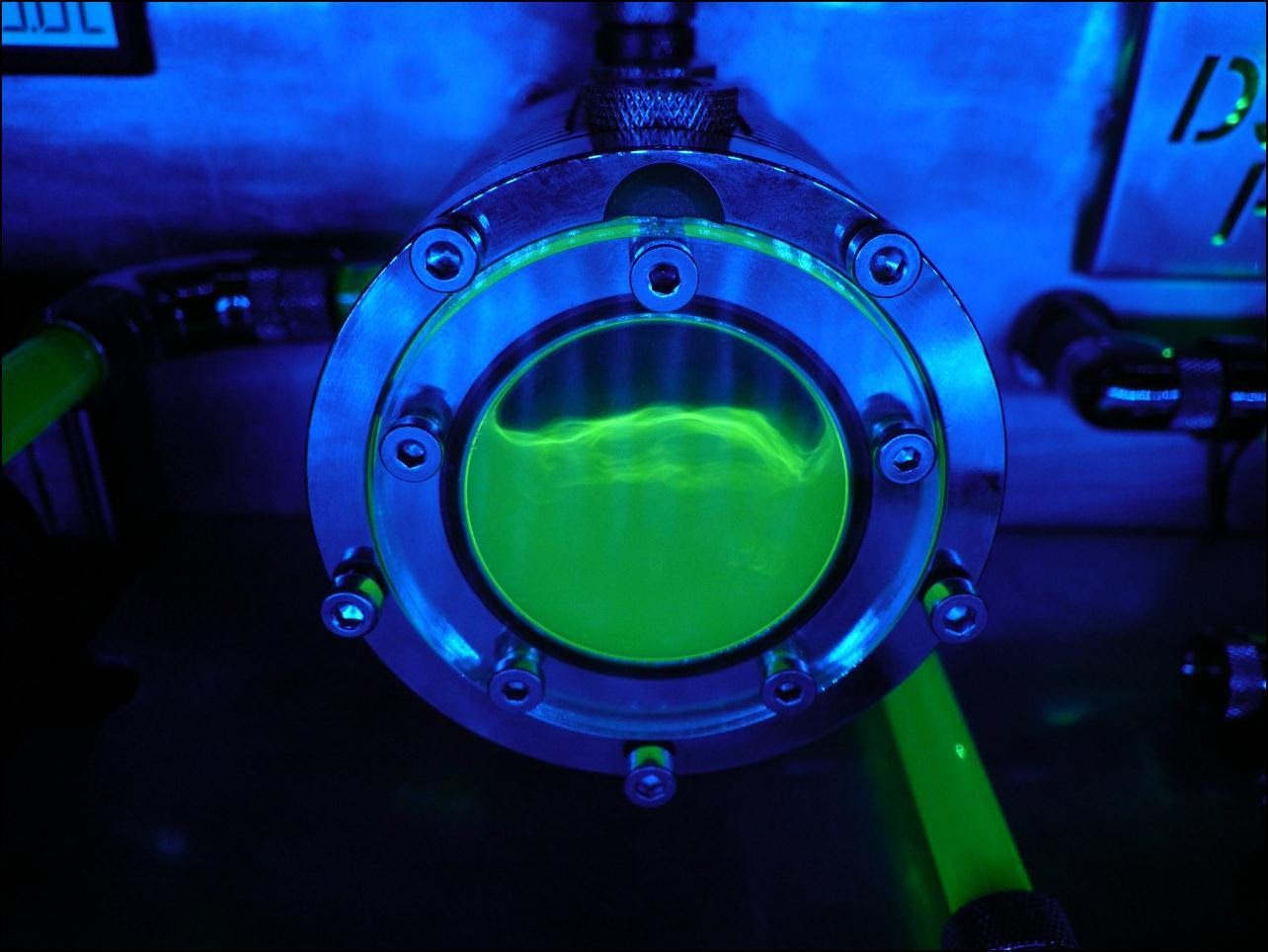 PC zabudovaný do stola | Sector - 1284 x 964 jpeg 98kB