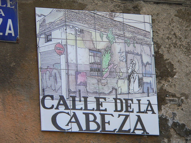 el letrero de la calle de la cabeza