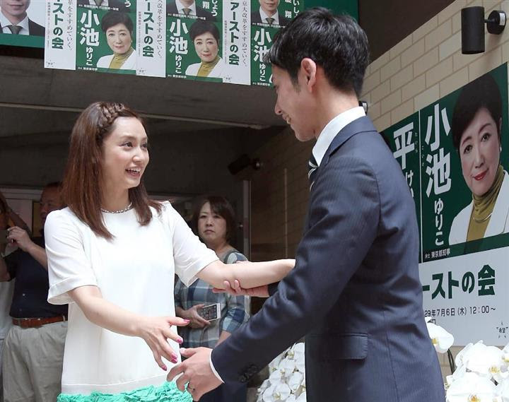 平愛梨さんの弟 事務所開き 姉も緑フリルのワンピースで登場 4 イザ