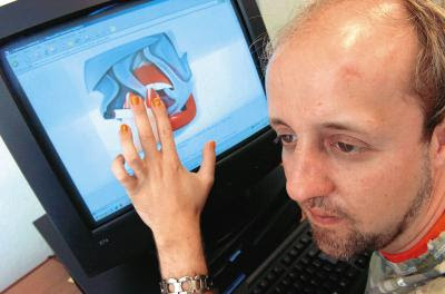 "Suas mãos iam e vinham várias vezes. Meus raros cabelos 