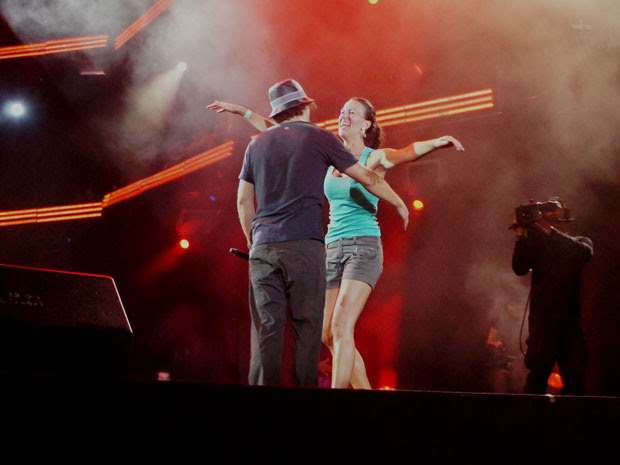 Jason Mrz dança com fã no palco do Festival de Verão (Foto: Glauco Araújo/G1)