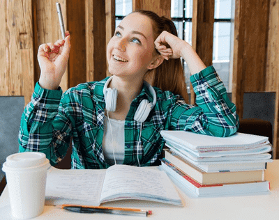 Девушка за столом