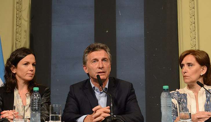 El decreto firmado por Macri, Aranguren, además del jefe de Gabinete, Marcos Peña, y el ministro de Economía, Alfonso Prat-Gay, deroga 17 artículos del Reglamento del Régimen de Soberanía Hidrocarburífera. Foto: Mauricio Macri en Facebook. 