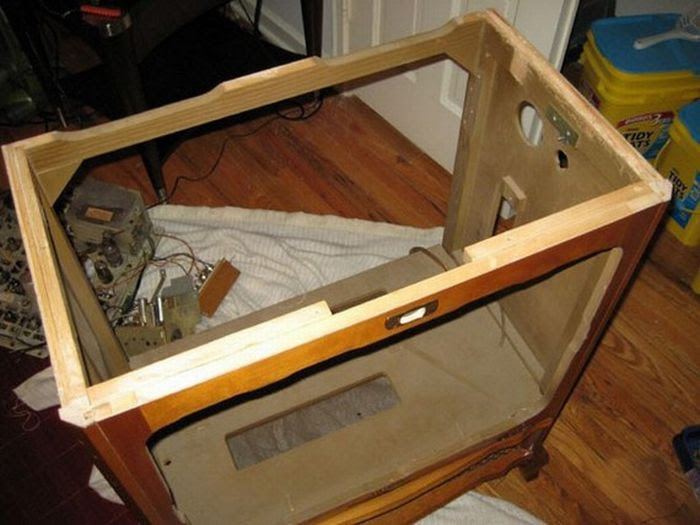 A Fish Tank Made Out of Old TV (18 pics)