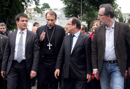 Bishop Nicolas Brouwet of Tarbes and Lourdes talks to Francois Hollande during an emergency trip to Lourdes (Photo: CNS)