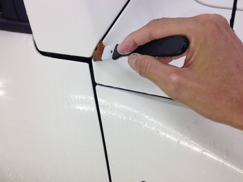 車両の細部の汚れの原因は水垢 ｗａｘの蓄積 プロがこっそり教えるカーケアの方法