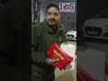 मतदाताओं को मिठाई व नगद रुपए देते हुए रंगे हाथों पकड़ा