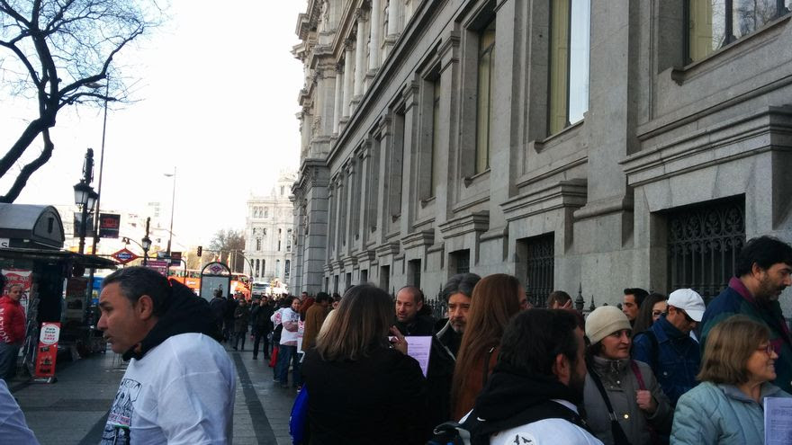 Unas 200 personas hacen cola para entregar su notificación en el Banco de España./ L.O.