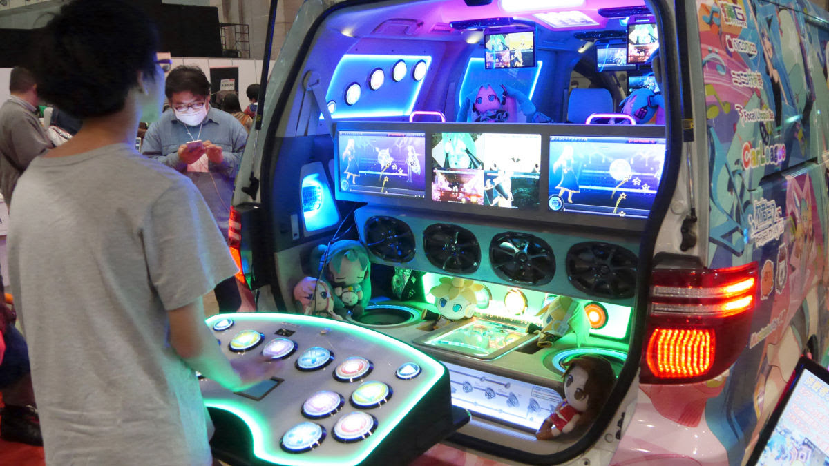 初音ミクの痛車にps3を搭載して音ゲーをプレイ可能にした猛者が登場