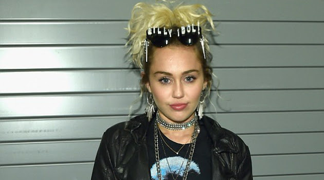 Jadi Model Sampul Majalah Miley Cyrus Pede Akui Pacar Jadi Model Sampul Majalah Miley Cyrus Pede Akui Pacar