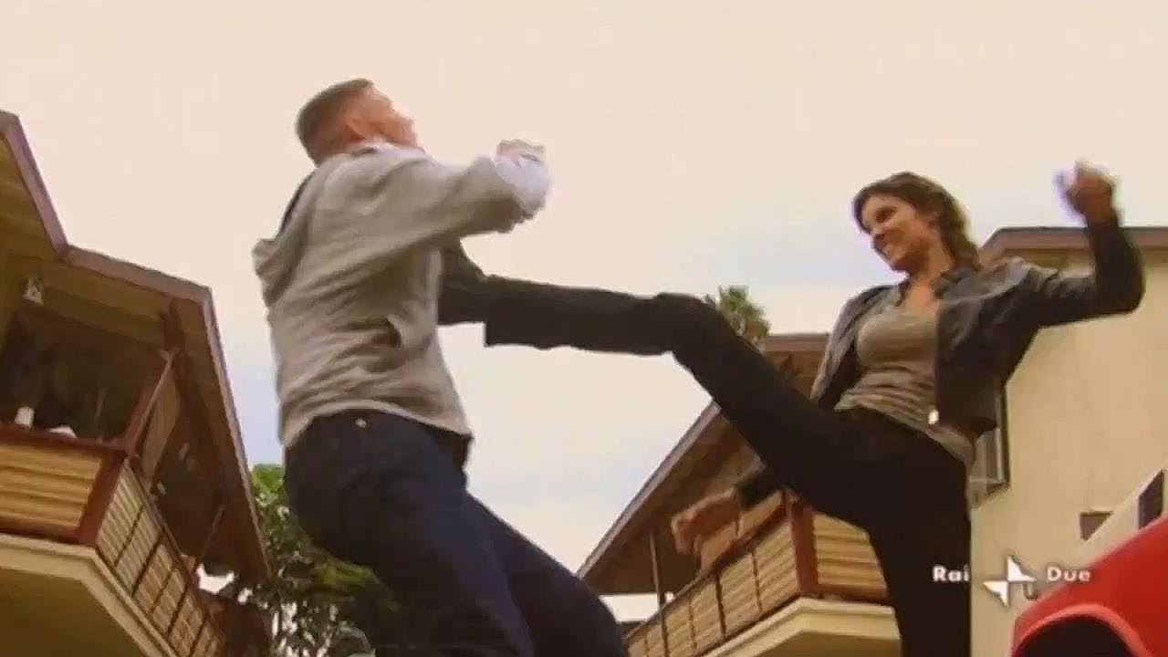 Woman fights man - YouTube