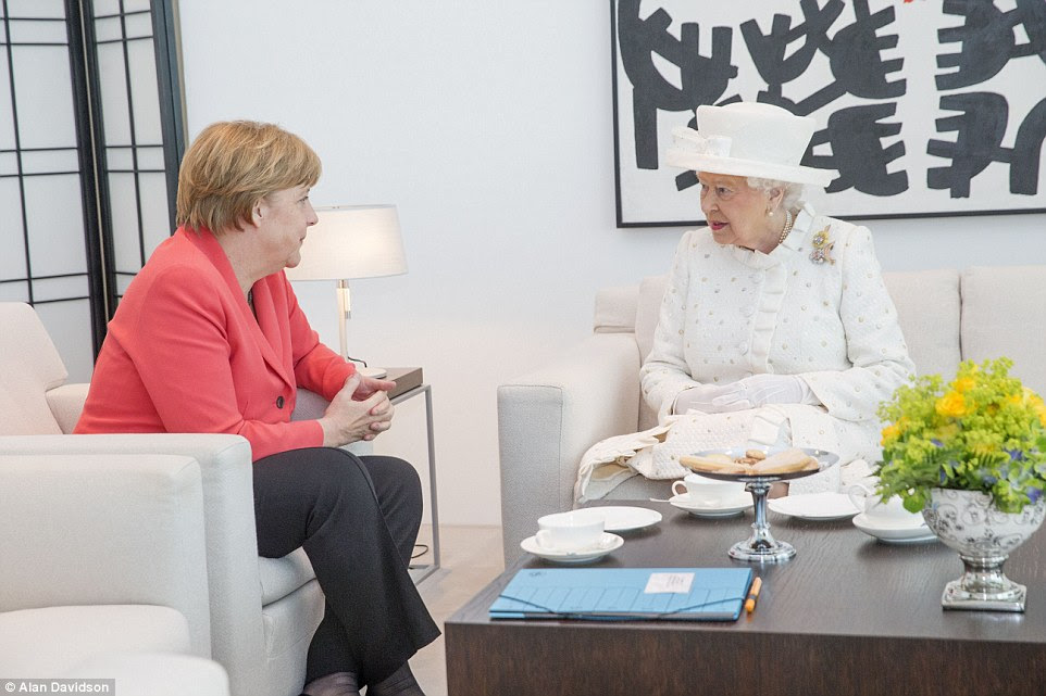 Cabeça a cabeça: The Queen prepara-se para começar uma conversa privada com Merkel na chancelaria em Berlim