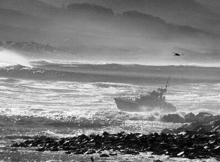 Ship on the Giant Waves (13 pics)