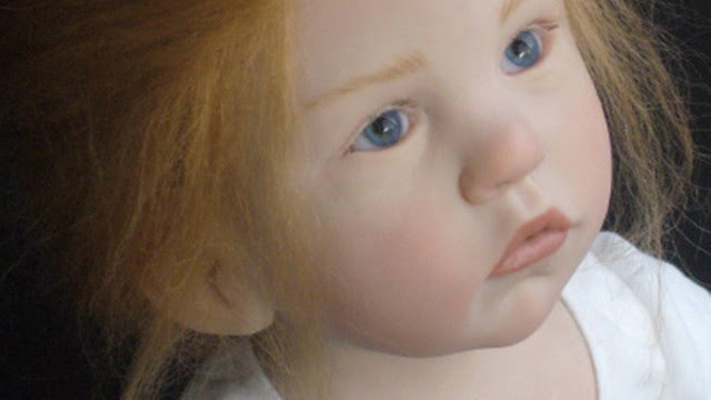 As bonecas são feitas com resina, olhos de vidro e cabelo de verdade