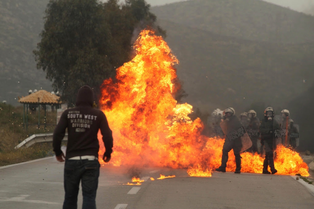 Φωτές από τις μολότωφ και μάχες με τα ΜΑΤ