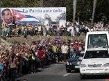 El papamovil en las calles de  Santiago de Cuba. Foto: Ismael Francisco/ Cubadebate