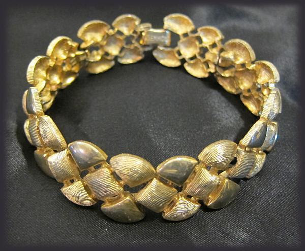 How to Sell: Costume Jewelry | ItsAllOurVault Selling your own products can work well if you already make costume jewelry.