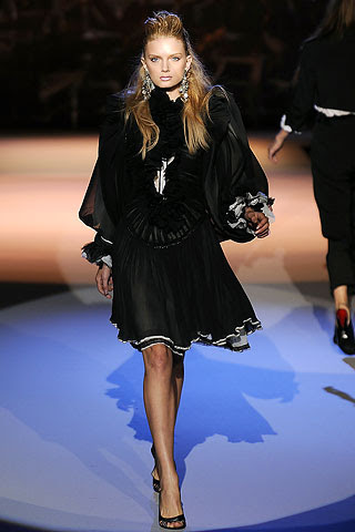 Our favorite look was something we like to dub as “Elizabethan goth” 