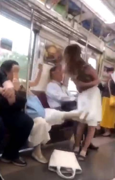 電車内で女性同士の喧嘩が勃発 蹴られて転倒した女性 パンツ丸見えに 時事ネタ 話題