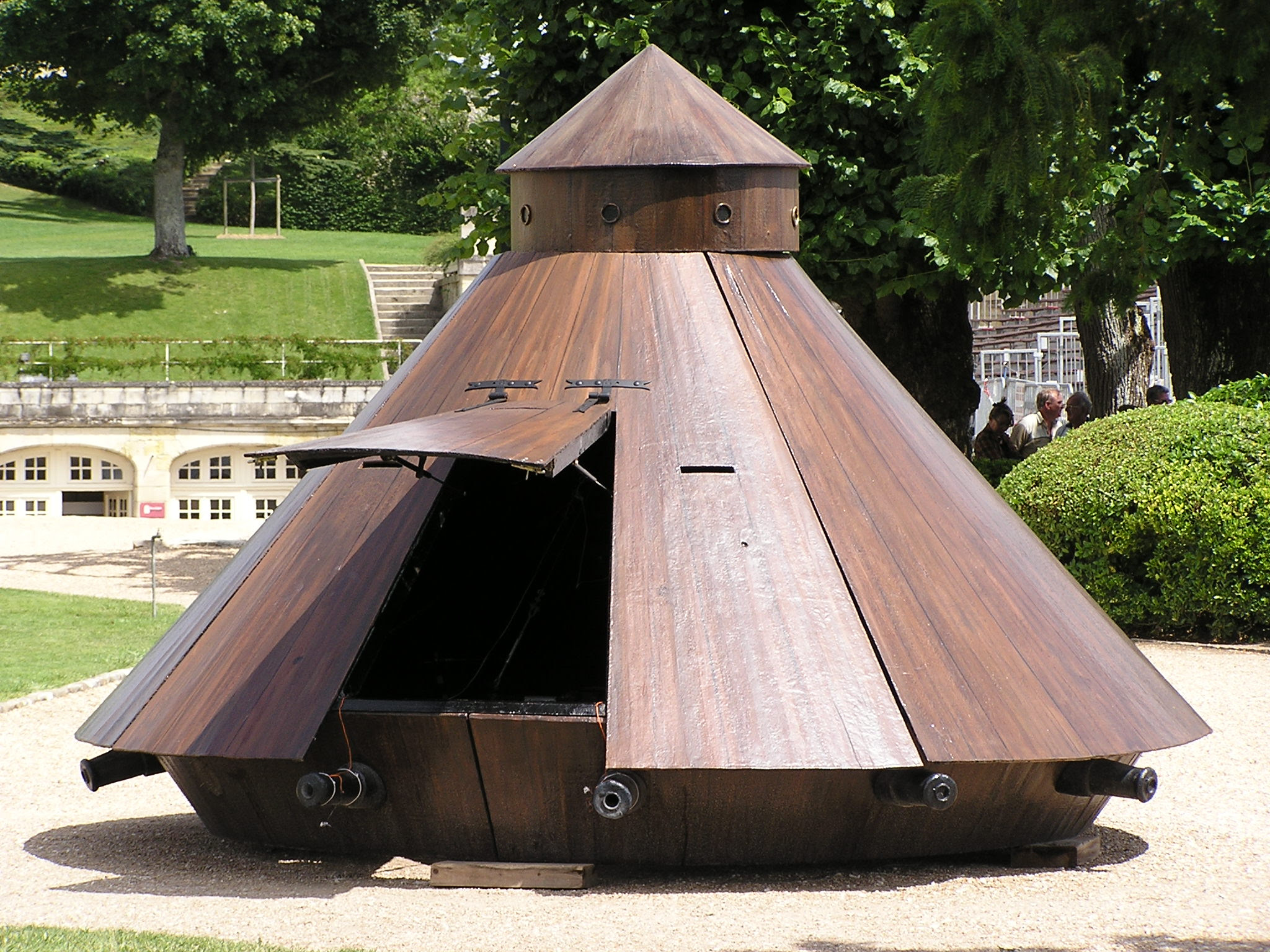 http://upload.wikimedia.org/wikipedia/commons/7/70/DaVinciTankAtAmboise.jpeg