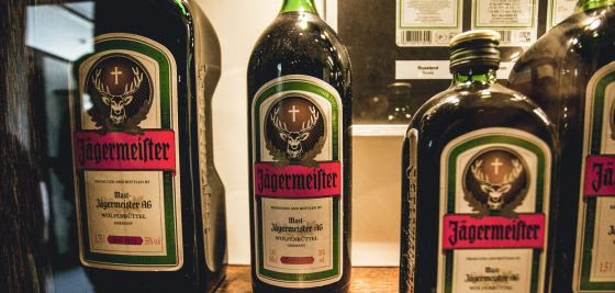 El extraño licor que conquista a la juventud