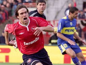 Insúa festeja eufórico uno de sus goles
