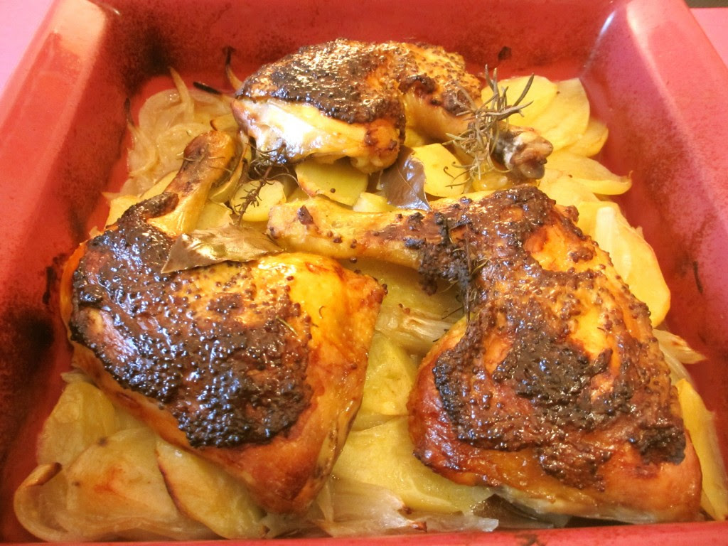 Cuisses De Poulet Jaune à La Moutarde Sur Son Lit De Pommes