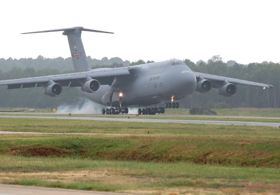 http://www.richard-seaman.com/Aircraft/AirShows/Oceana2005/Highlights/C5Arriving.jpg