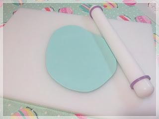 Aplicando un stencil sobre fondant