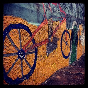 Mujeres de la comunidad de Pavas elaboraron mural con más de 90 mil tapas de refrescos