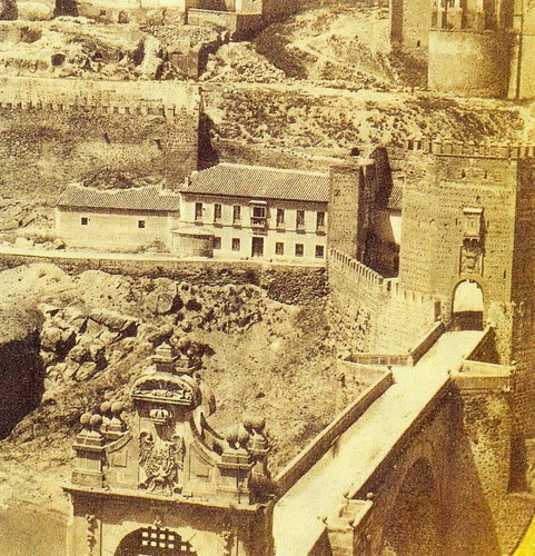 Puerta de San Ildefonso (demolida en 1870) aún en pie en la Plaza de Armas del Puente de Alcántara de Toledo hacia 1860.