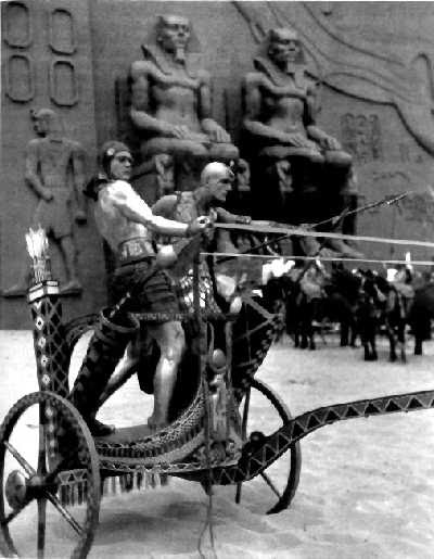 Rameses saliendo en persecución de los hebreos