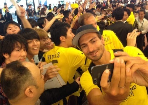 ドルトムント一行が来日 空港で写真撮影やサインに応じファンサービス ファン300人が集結 カルチョまとめブログ