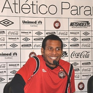 Goleiro Rodolfo admitiu que é viciado em cocaína e fará tratamento bancado pelo Atlético-PR