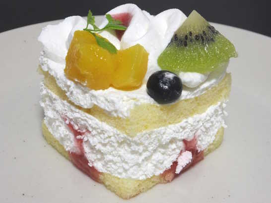 フルーツショートケーキ ファミリーマート コンビニパンだ