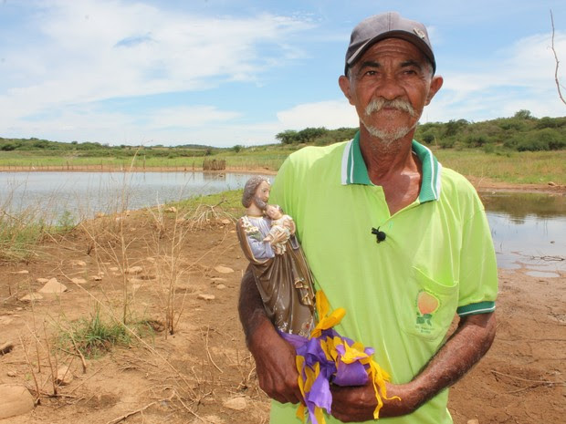 Crispin Rodrigues diz que plantação de milho e feijão está morrendo (Foto: Taisa Alencar / G1)