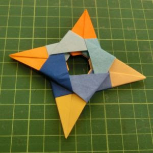 折り紙8枚でできるかっこいい手裏剣の折り方 作り方 鬼滅カラーでさらにかっこよく ちょちょいの工作部屋