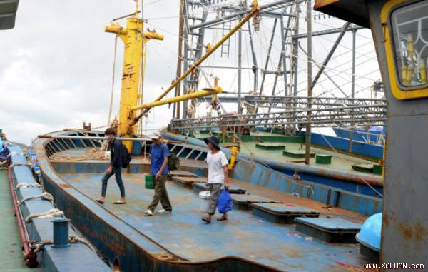 Vì sao tàu vỏ thép mới đóng hàng chục tỷ phải nằm bờ ?